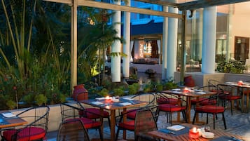 3 restaurants, breakfast served