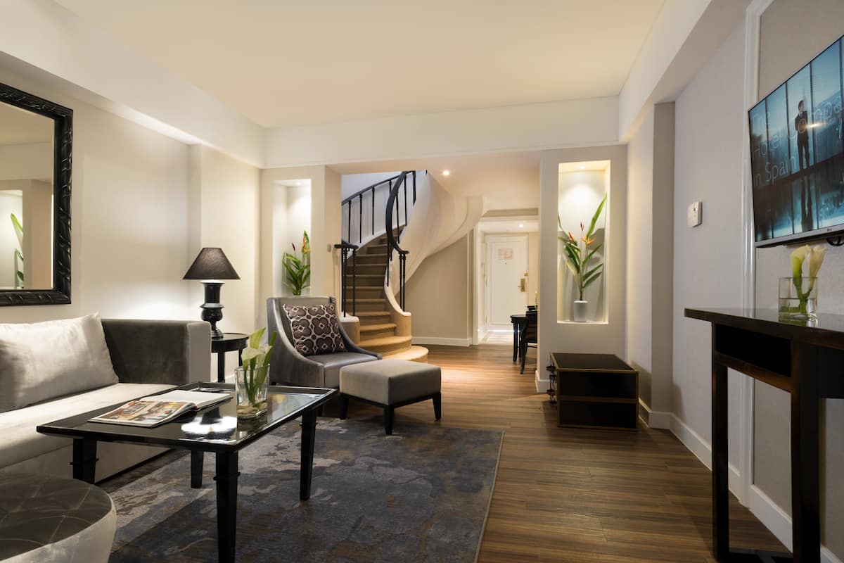 Junior Suite The Level with Executive Lounge Access | Aire de séjour | Téléviseur de 32 po avec télévision par câble