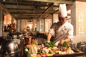 3 nhà hàng, phục vụ bữa sáng 