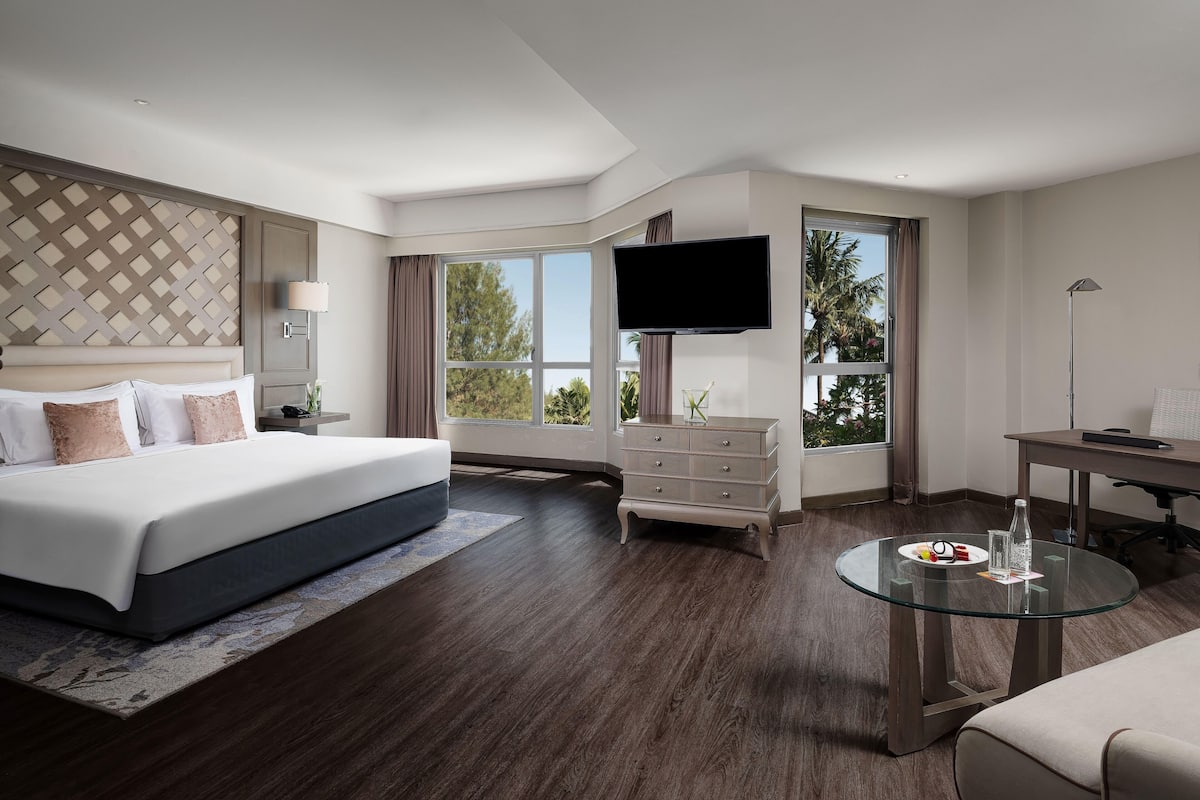 Minibar, in-room safe, iron/ironing board, free WiFi