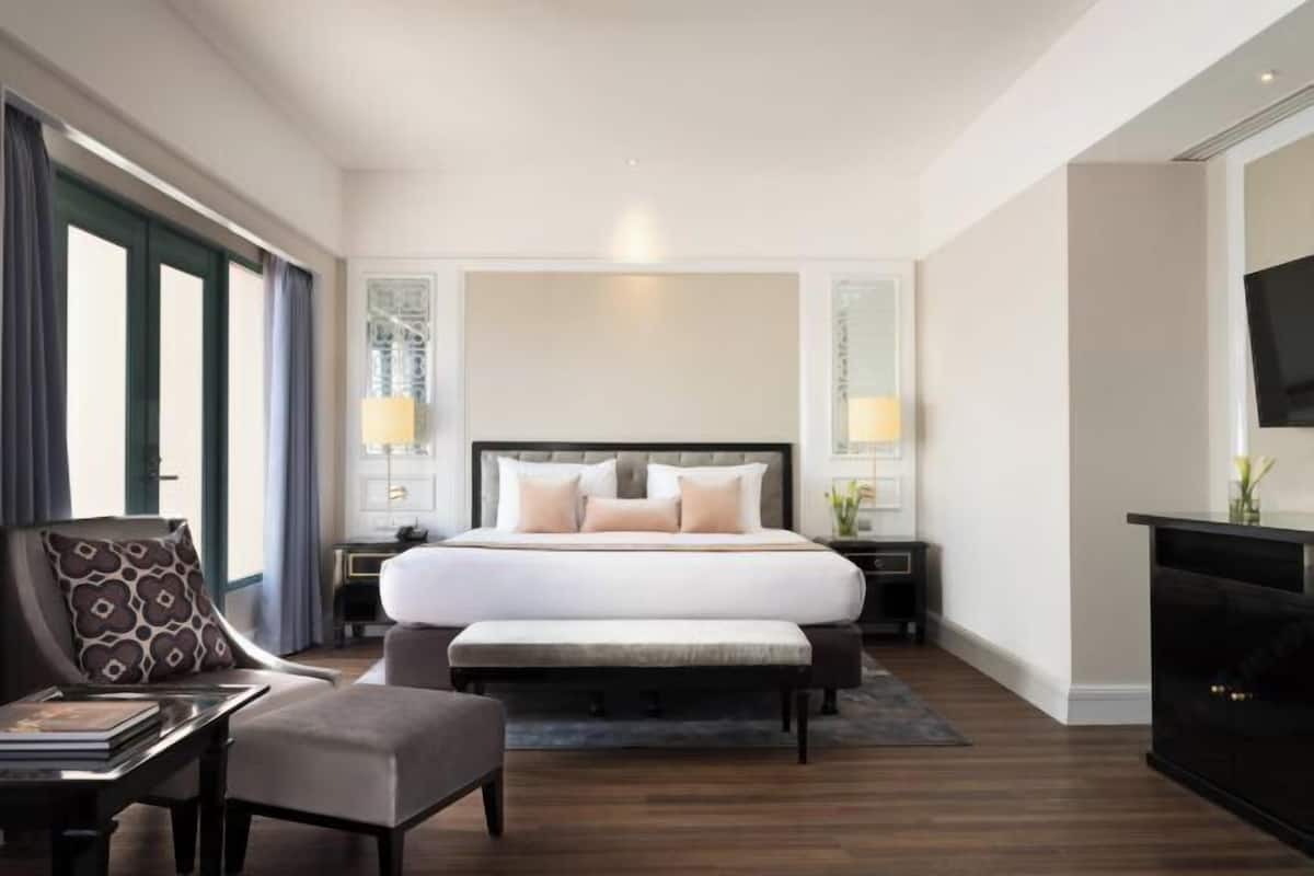Minibar, in-room safe, iron/ironing board, free WiFi