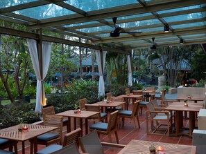 Bar (trong khuôn viên)