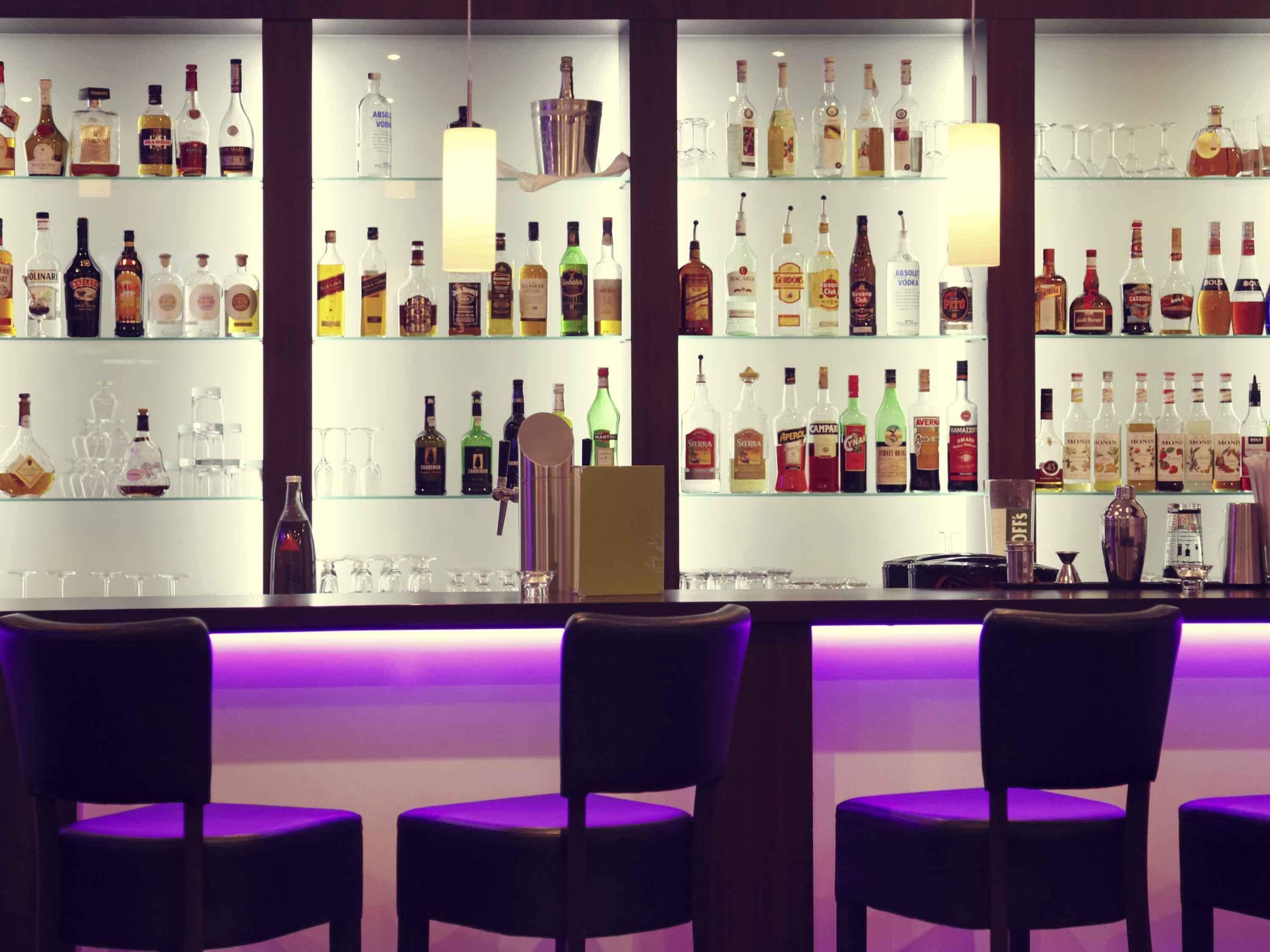 Bar (trong khuôn viên)