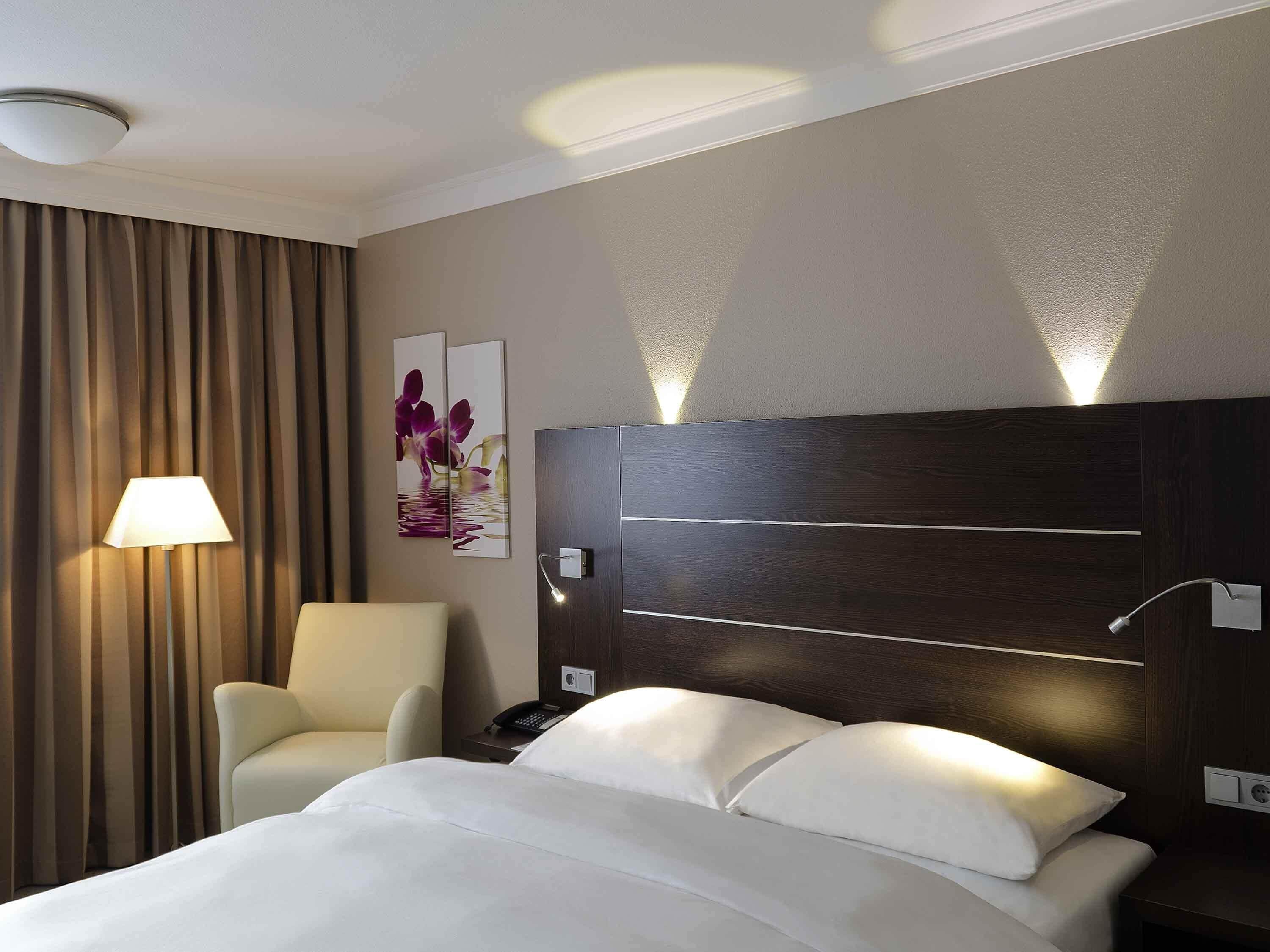 Lakens van Egyptisch katoen, luxe beddengoed, een bureau