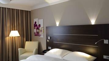 Lakens van Egyptisch katoen, luxe beddengoed, een bureau