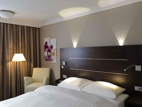 Egyptian cotton sheets, premium bedding, desk, laptop workspace. Mercure Hotel Hagen