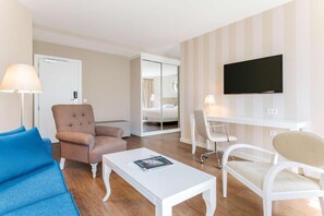 Hypo-allergenic bedding, in-room safe, desk, blackout drapes - Geneva by Fassbind (Geneva)