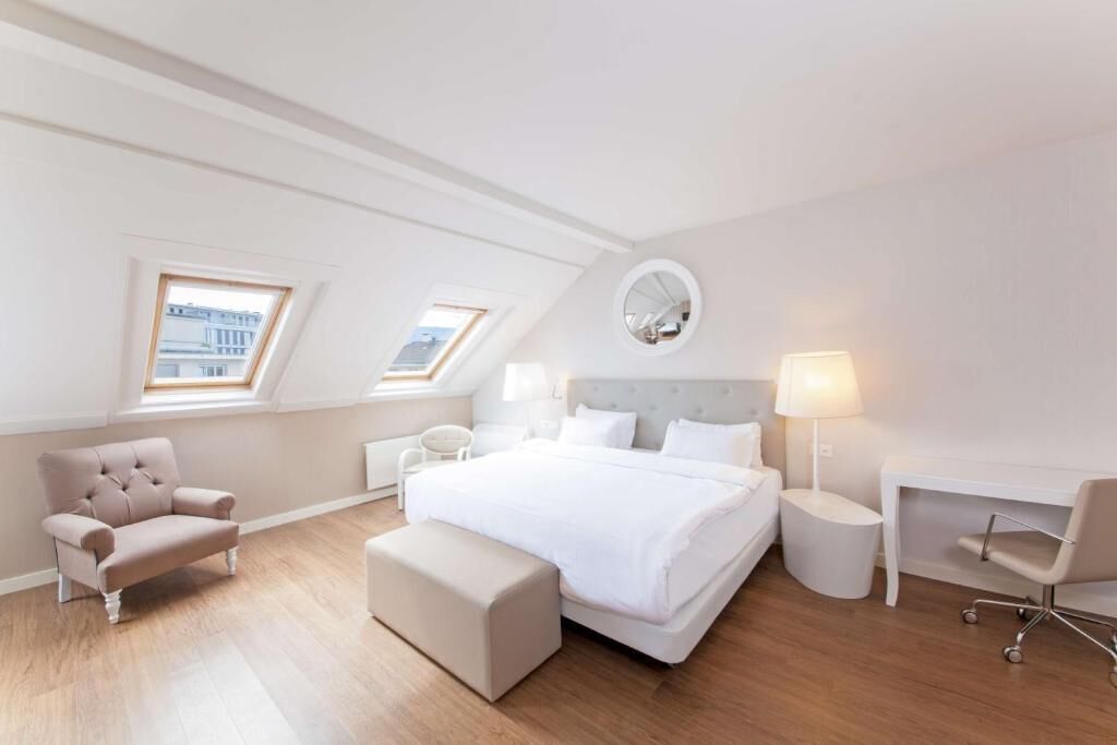 hypo-allergenic bedding, in-room safe, desk, blackout curtains