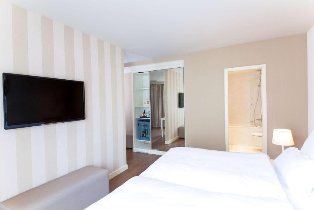 family room | hypo-allergenic bedding, in-room safe, desk, blackout curtains