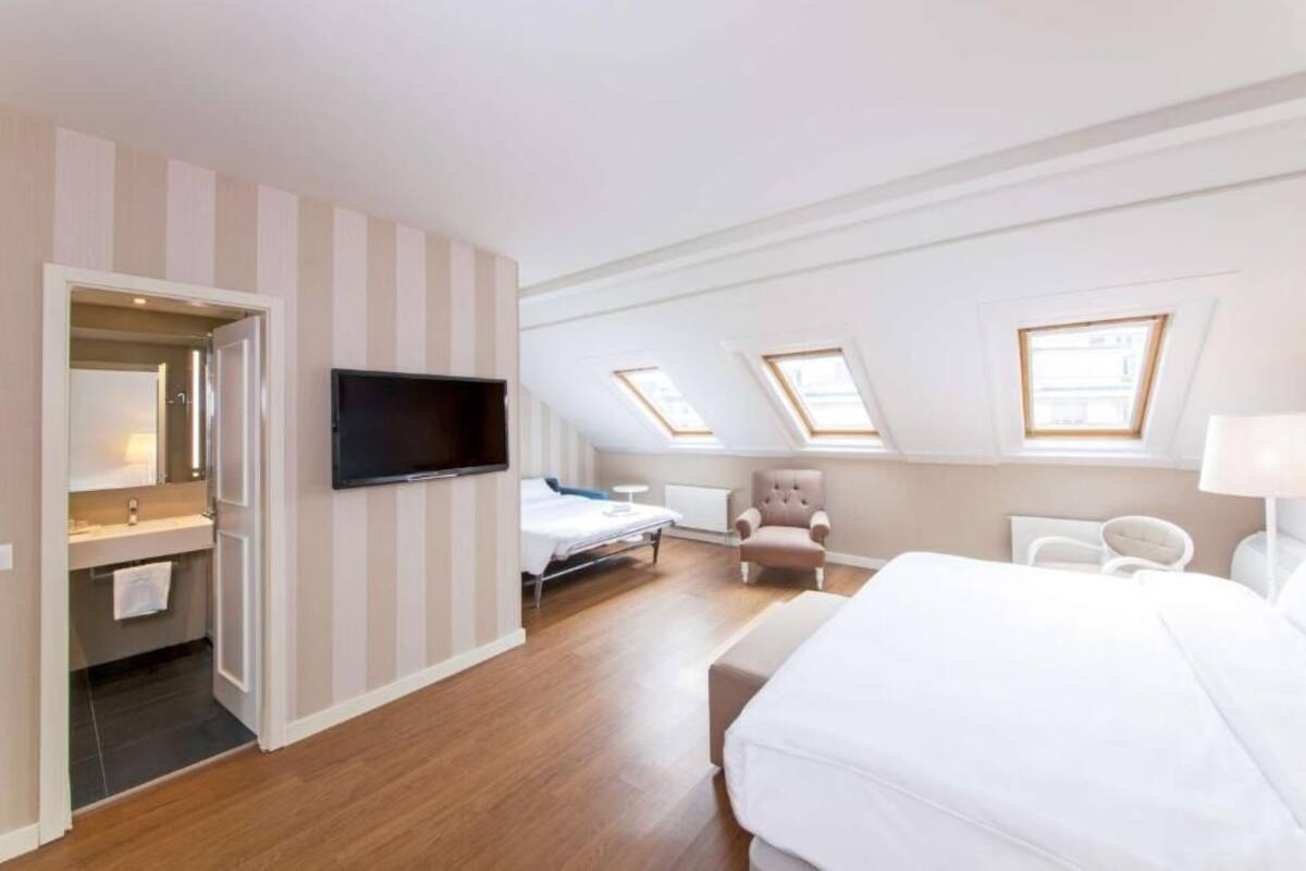 Habitación familiar | Ropa de cama hipoalergénica y caja de seguridad en la habitación