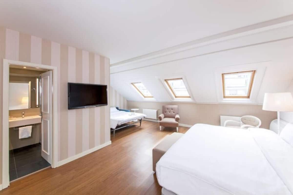 Family Room | Hypo-allergenic bedding, in-room safe, desk, blackout drapes