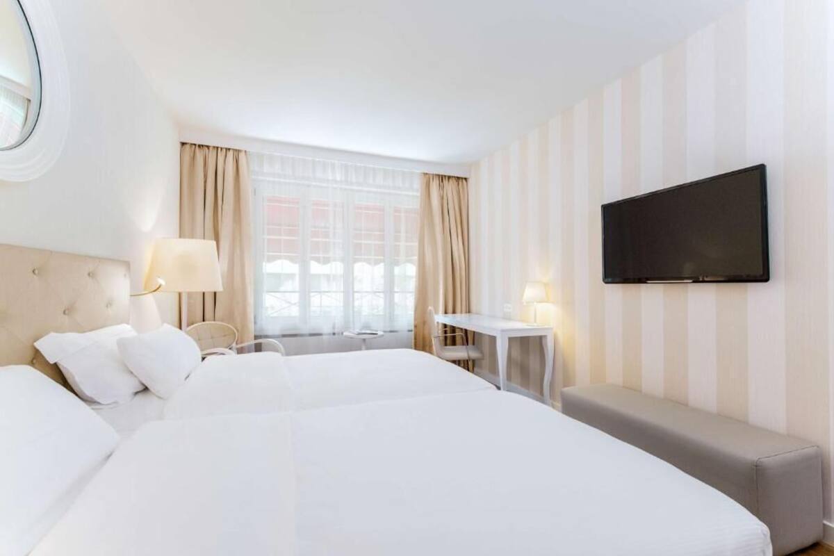 Habitación superior, vista al jardín | Ropa de cama hipoalergénica y caja de seguridad en la habitación