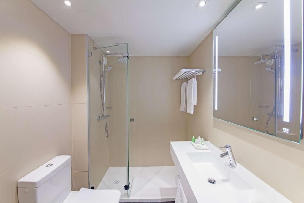 business room, garden view | bathroom | hair dryer, towels, soap, shampoo