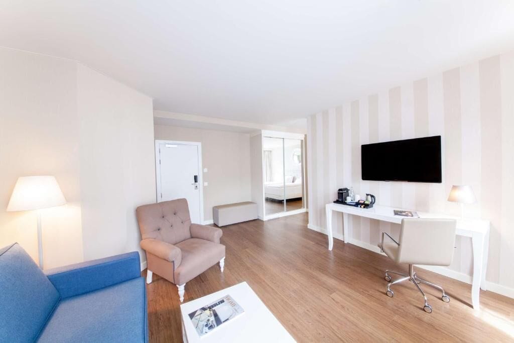 family room | hypo-allergenic bedding, in-room safe, desk, blackout curtains