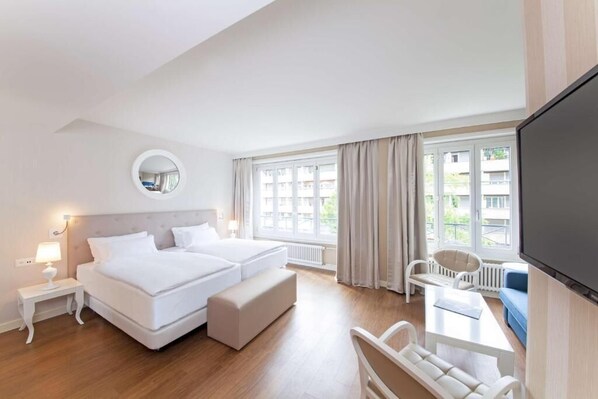 Superior kamer, uitzicht op stad | Hypoallergeen beddengoed, een kluis op de kamer, een bureau