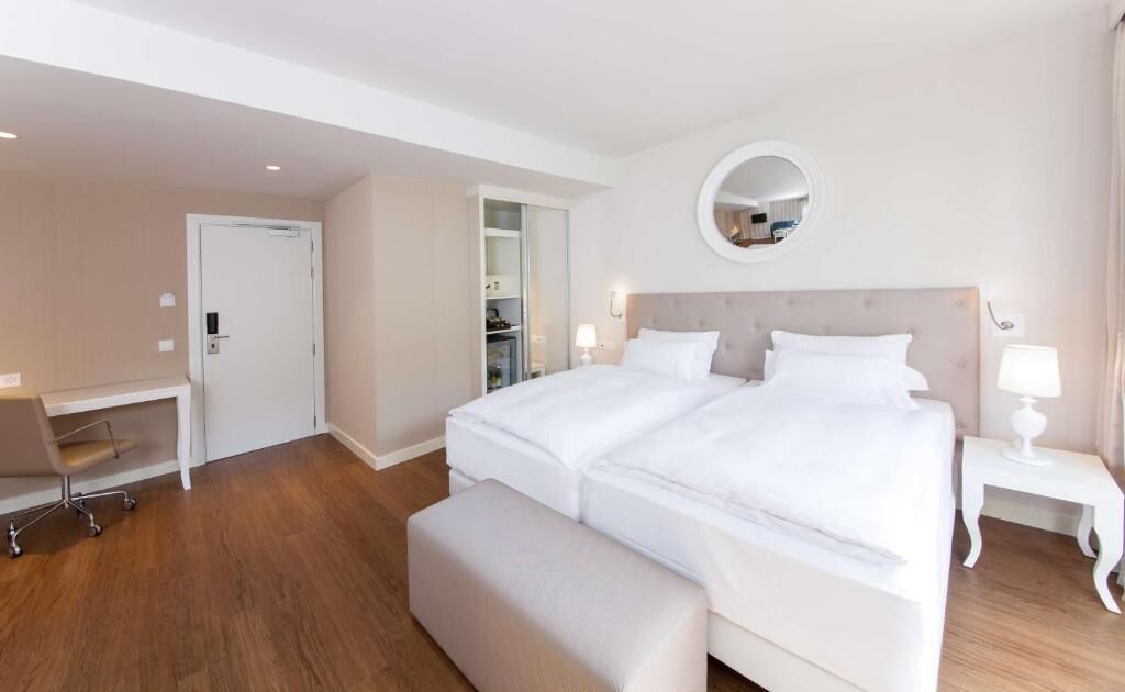 hypo-allergenic bedding, in-room safe, desk, blackout curtains