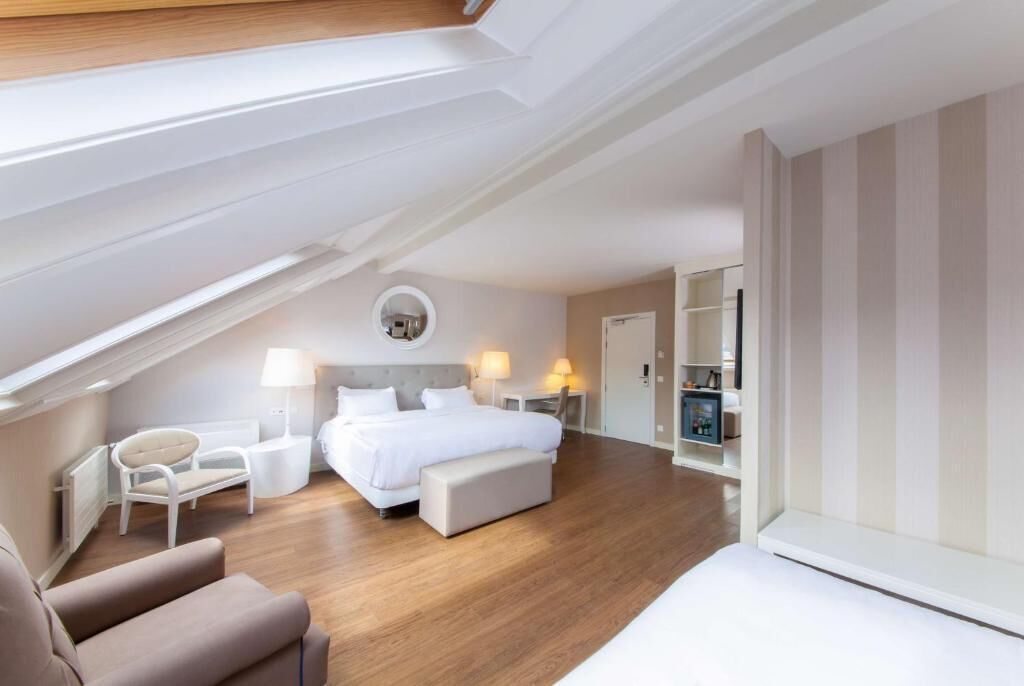 hypo-allergenic bedding, in-room safe, desk, blackout curtains