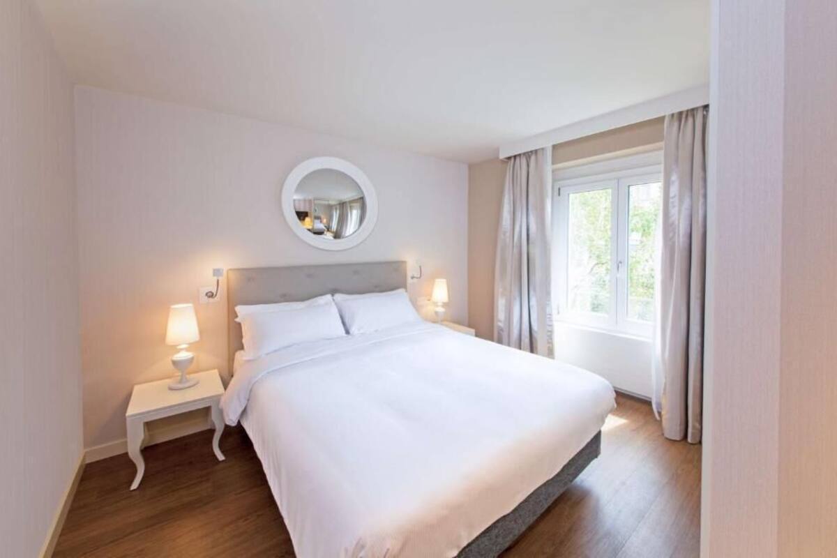 Habitación empresarial, vista al jardín | Ropa de cama hipoalergénica y caja de seguridad en la habitación