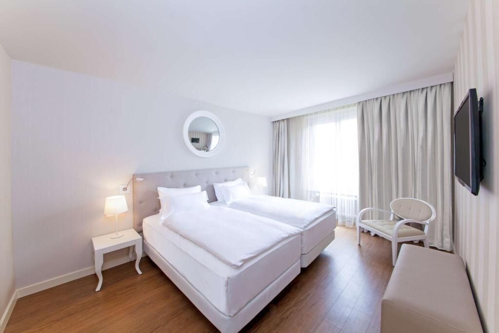 hypo-allergenic bedding, in-room safe, desk, blackout curtains