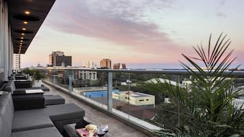 2 bars/lounges