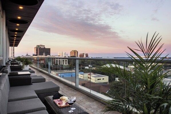 2 Bars/Lounges