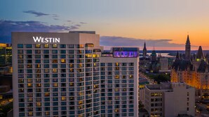 Un hotel moderno de gran altura con el nombre "WESTIN" bien visible.