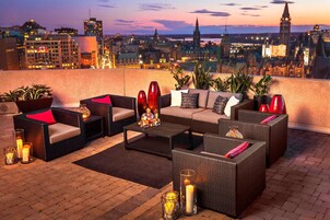 Prémium ágynemű, pehelypaplan, kényelmi párnázat és széf a szobában