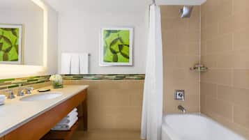 Ein Badezimmer mit Waschbecken, Spiegel und Dusche.