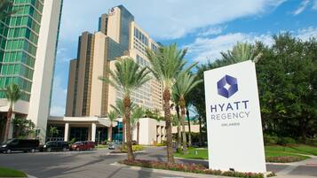 Een Hyatt Regency Orlando bordje met een modern gebouw op de achtergrond.