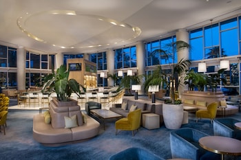 2 bars/lounges, poolside bar at Hyatt Regency Orlando