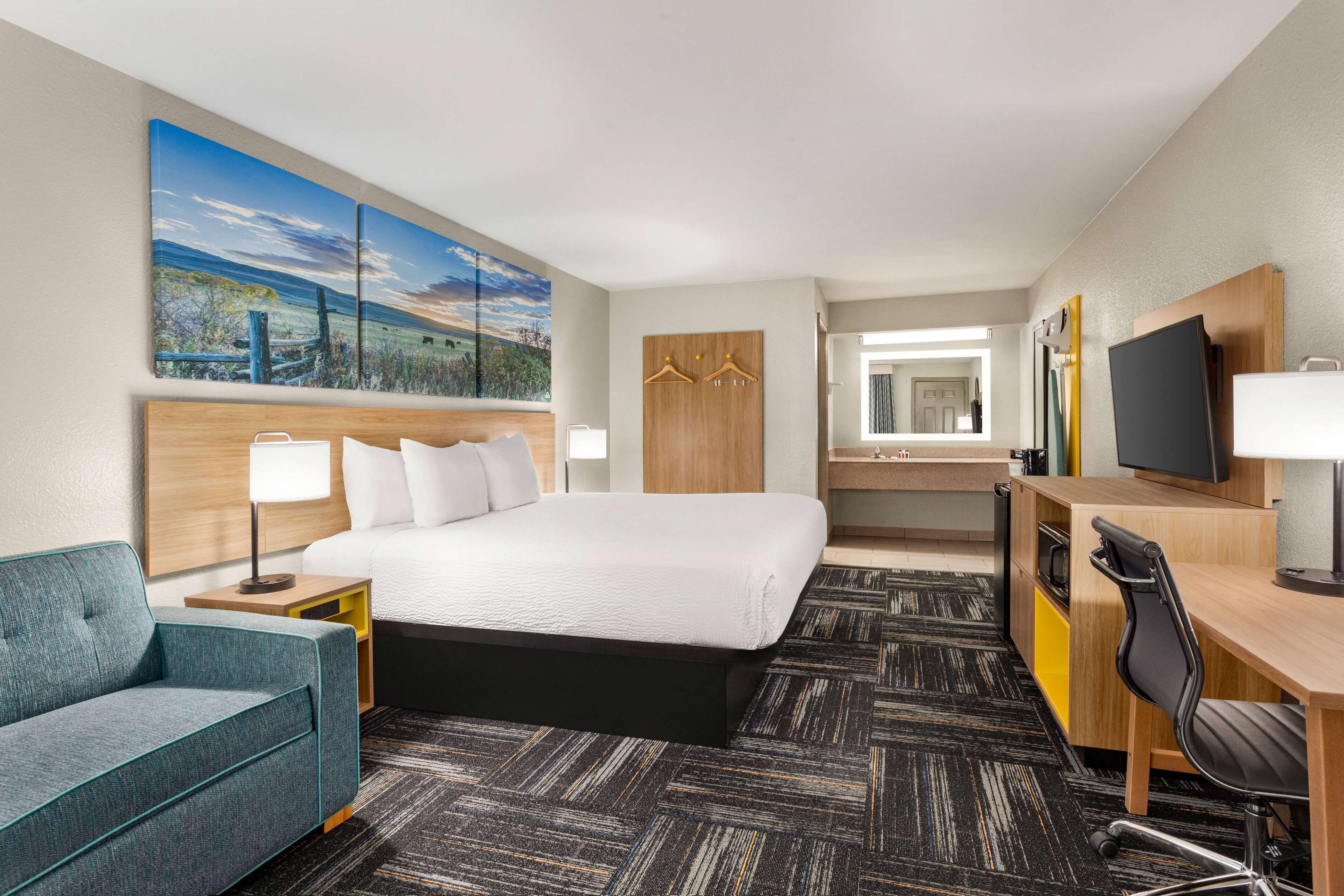 客室ごとに異なる装飾、客室ごとに異なるインテリア、デスク、ノートパソコン用作業スペース