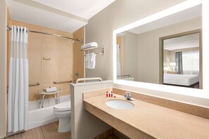 غرفة - سرير ملكي - تجهيزات لذوي الاحتياجات الخاصة - لغير المدخنين (Mobility,Tub w/Grab Bars) | حمام | مستلزمات مجانية للعناية الشخصية، مجففات شعر، مناشف، صابون