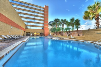 Outdoor pool, open 8:00 AM to 10:00 PM, pool umbrellas, sun loungers at Hilton Orlando/Altamonte Springs