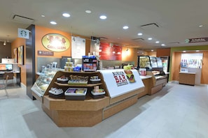 A fast-food restaurant with a burger bar and a display case filled with snacks. - Hilton Orlando/Altamonte Springs (Altamonte Springs)