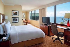 Premium bedding, down duvets, pillow-top beds, in-room safe - New Orleans Marriott Metairie at Lakeway (Metairie)