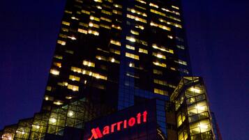 Fachada de la propiedad por la tarde o noche