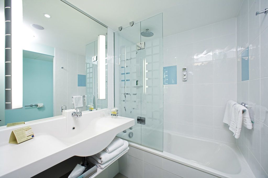 superior room | bathroom | combined shower/bathtub, eco-friendly toiletries, hair dryer, towels