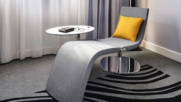 Tallelokero huoneessa, kannettavalle tietokoneelle sopiva työtila