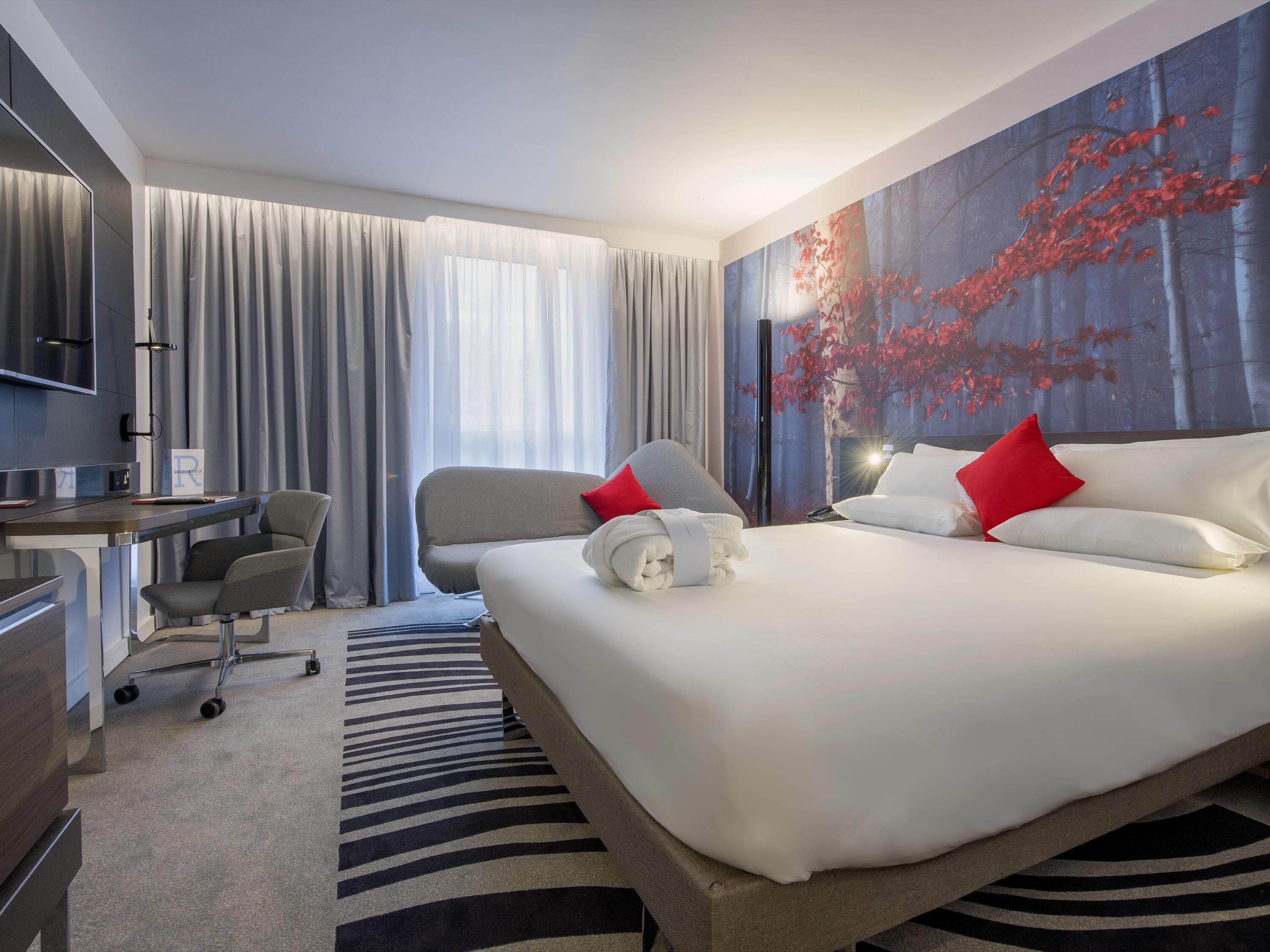 Deluxe Room, 1 Katil Ratu (Queen) dengan Katil Sofa | Peti besi dalam bilik, ruang kerja komputer riba 