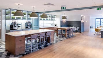Café da manhã com buffet todos os dias (GBP 18 por pessoa)