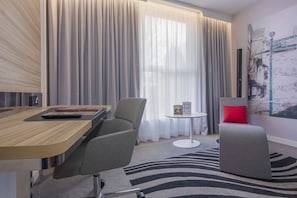 Chambre Supérieure, 1 grand lit | Coin séjour | Télévision de 55 pouces avec chaînes numériques