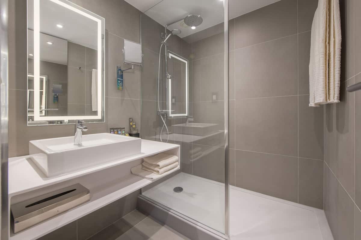 deluxe room, 1 queen bed with sofa bed | bathroom | combined shower/bathtub, eco-friendly toiletries, hair dryer, towels