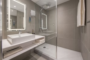 Chambre Deluxe, 1 grand lit et 1 canapé-lit | Salle de bain | Ensemble baignoire-douche, articles de toilette écologiques