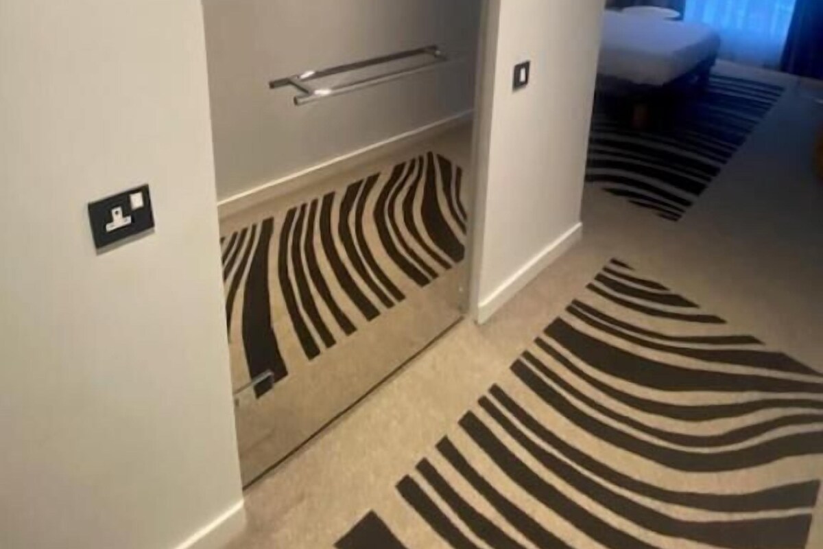 Superior Room, 1 Queen Bed, Accessible | In-room safe, laptop workspace, blackout drapes