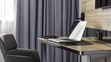 In-room safe, laptop workspace, blackout drapes, iron/ironing board