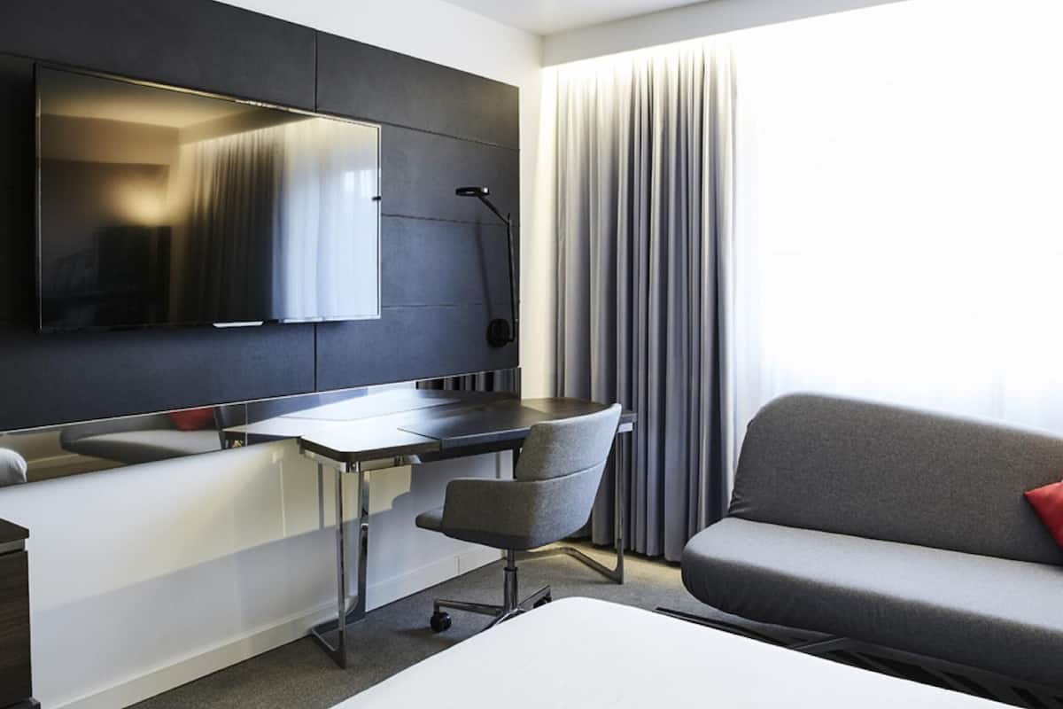 Deluxe Room, 1 Queen Bed with Sofa bed