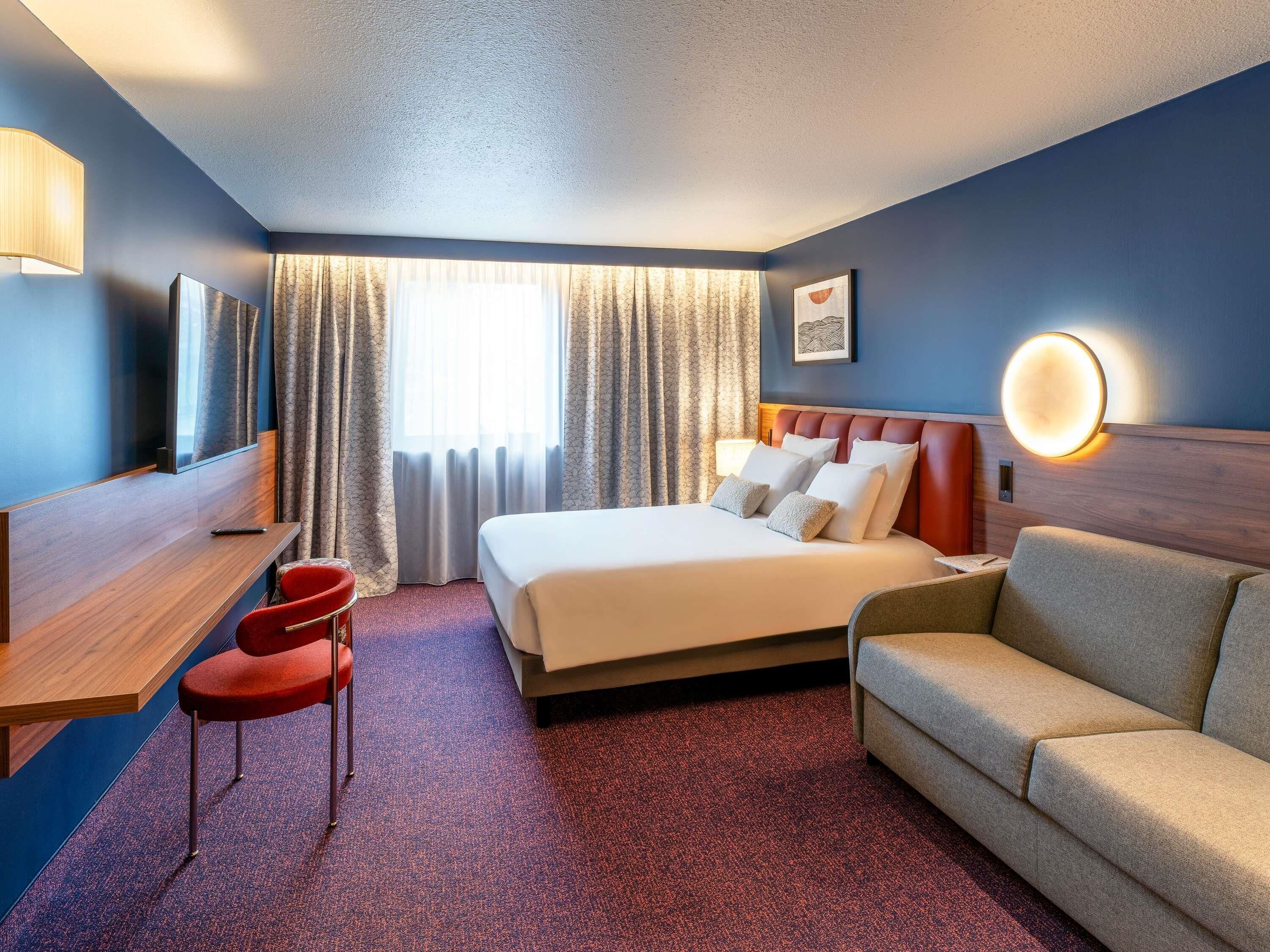 1 غرفة نوم وأغطية فراش متميزة وبديكورات فريدة لكل غرفة