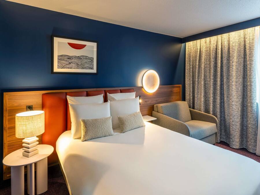 Familiekamer, 1 tweepersoonsbed met slaapbank | 1 slaapkamer, luxe beddengoed, individueel gedecoreerd