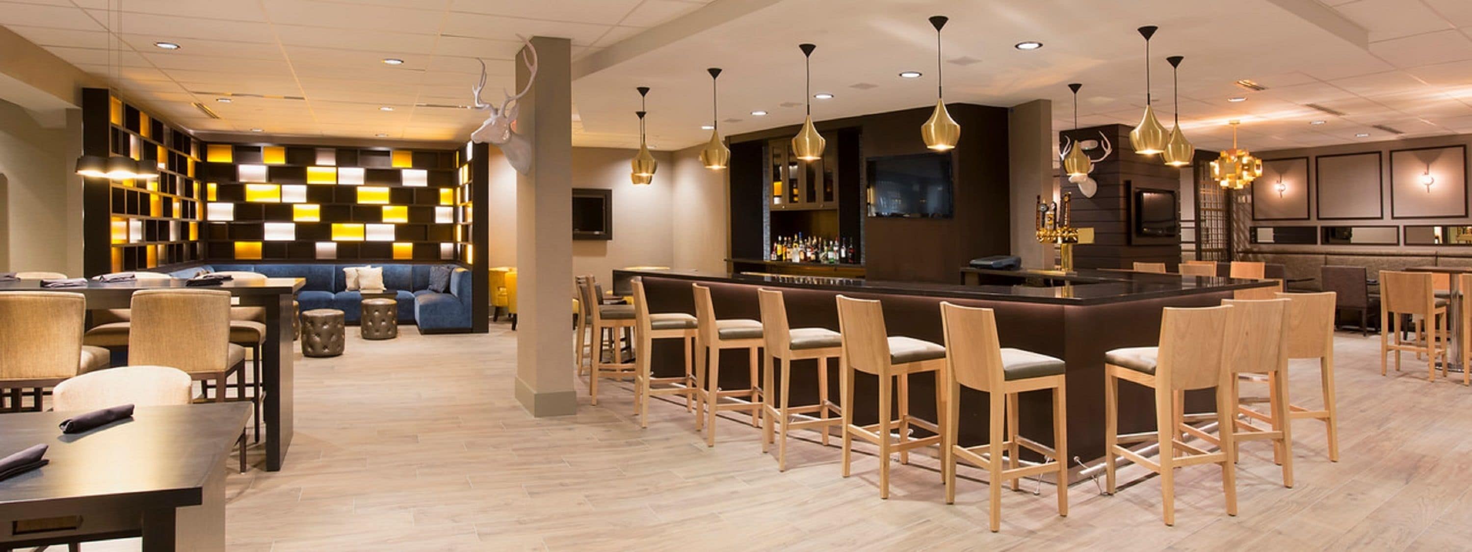 2 restaurants, lunch served