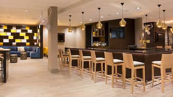 2 restaurants, lunch served